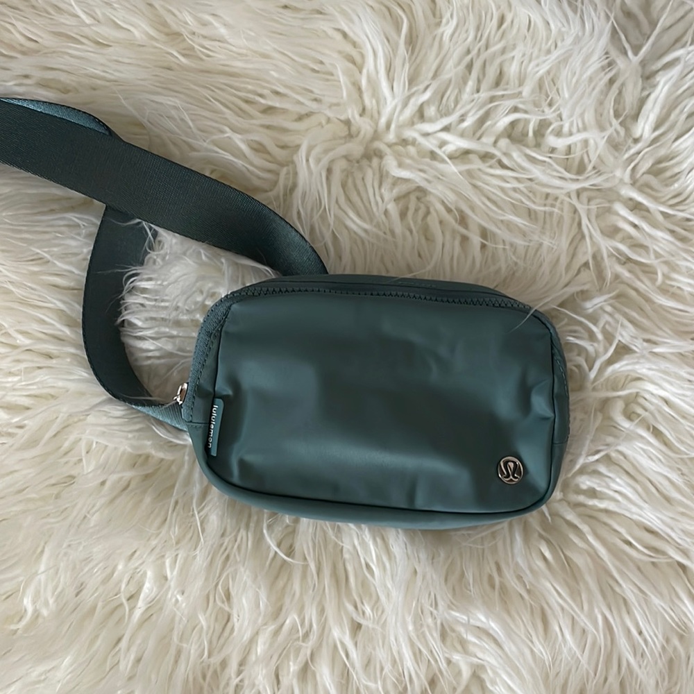 Lulu lemon belt bag